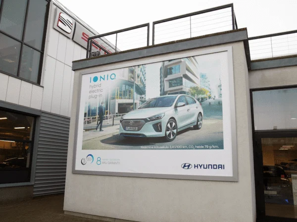 Hyundai IONIQ hübriidauto reklaambanner autoesinduse fassaadil