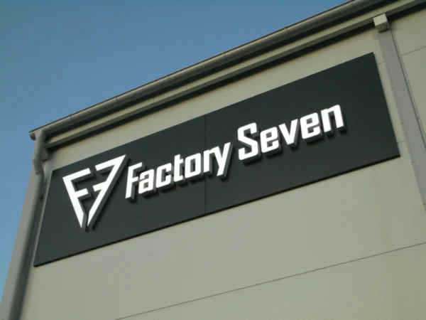 Factory Seven mahulised tähed F7-logoga lao fassaadil päevavalguses