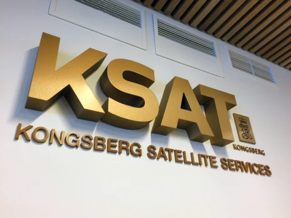 KSAT Kongsberg Satellite Services mahulised kuldsed tähed heledal seinal