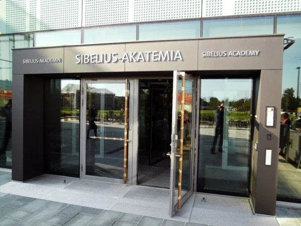 Sibelius-Akatemia mahulised RST-tähed muusikamaja sissepääsu kohal kolmes keeles