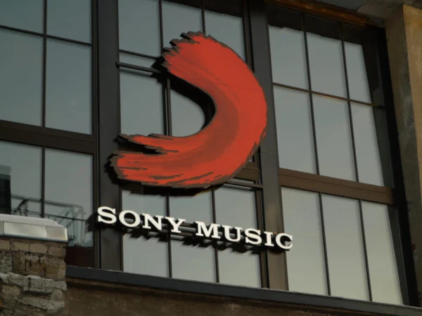 Sony Musicu mahuline punane pintslitõmbe-logo ja valged tähed hoone klaasfassaadil