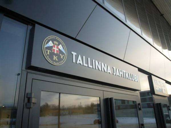 Tallinna Jahtklubi mahulised tähed ja TKY-vapplogo klubi sissepääsu kohal talvel