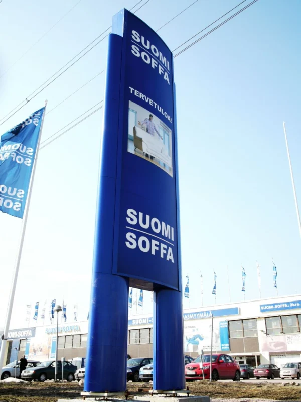 Suomi Soffa suur sinine reklaampost kaupluse parklas päeval