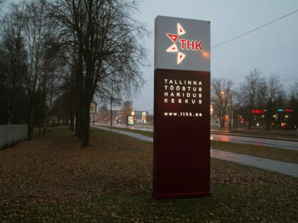 TTHK Tallinna Tööstushariduskeskuse reklaampost tee ääres sügisel