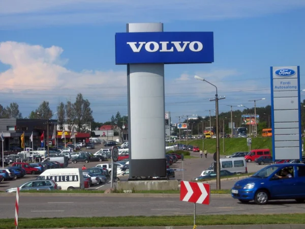 Volvo suur sinine reklaampost autoesinduse juures päevavalguses