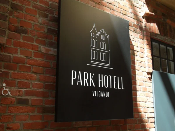 Park Hotell Viljandi silt tellisseinal koos väljapoole suunatud ripp-paigaldusega