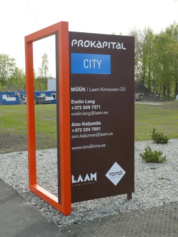 Prokapital City müügiinfo-stend kontaktandmete ja oranži raamiga kinnistu kõrval