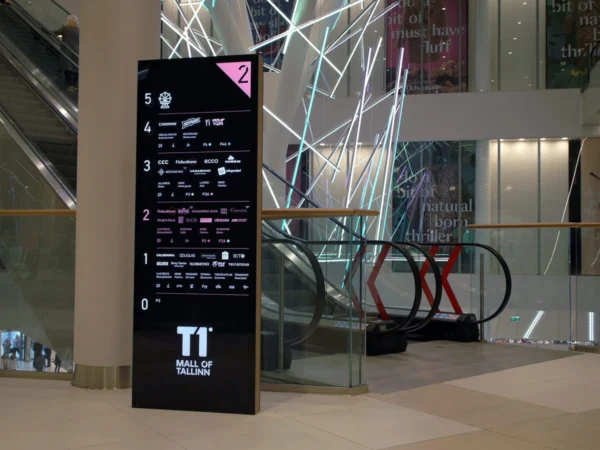 T1 Mall of Tallinn ostukeskuse korruste majajuht eskalaatori kõrval