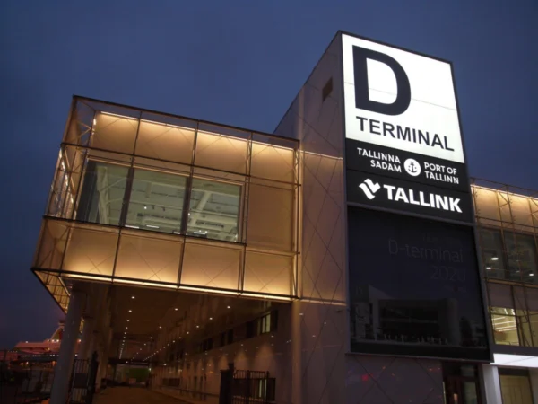 D-terminali valgustatud pülon Port of Tallinni ja Tallinki logodega sadamahoone juures