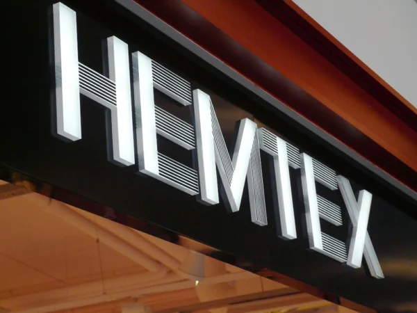 HEMTEX valguskast kaupluse sissepääsu kohal lähivaates