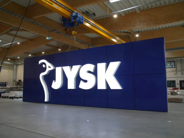JYSKi suur sinine valguskast valmistamise etapis tootmishoones