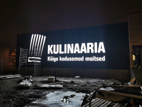 Kulinaaria valguskast fassaadil sloganiga Kõige kodusemad maitsed