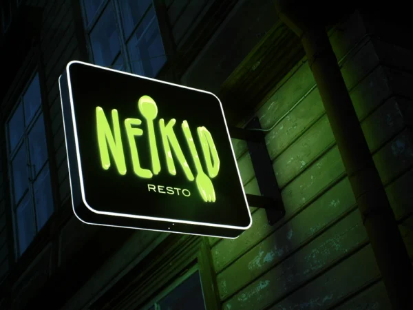 NEIKID resto kahepoolne roheline valguskast puitfassaadi küljes öösel