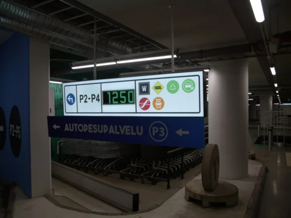 Parkla valgustatud infokast LED-loenduriga vabade kohtade arvust