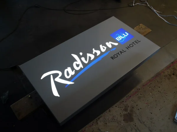 Radisson Blu Royal Hoteli valguskast tootmisetapis tehases