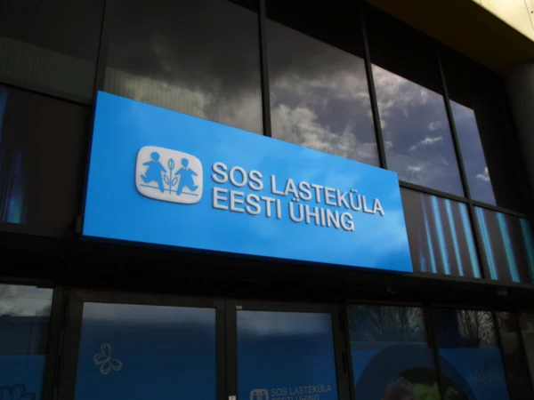 SOS Lasteküla Eesti Ühingu valguskast pilvede kujundusega sissepääsu kohal