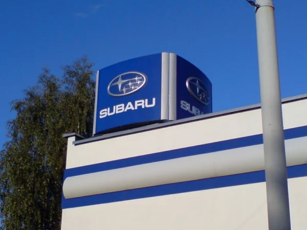 Subaru valguskuubik autoesinduse katusel päeval sinise taeva all