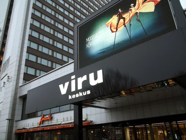 Viru Keskuse valguskast kaubanduskeskuse sissepääsu kohal, ülal LED-ekraan reklaamiga