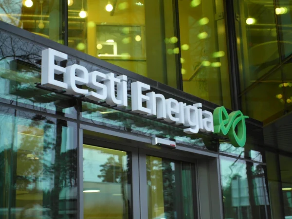 Eesti Energia valgustatud logo ja tähed kontorihoone klaassissepääsu varikatusel