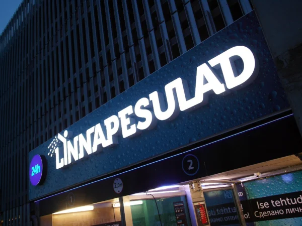 Linnapesulad autopesula valgustähed veepiiskade tekstuuriga sinisel fassaadil