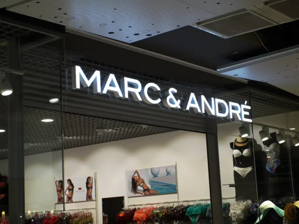 Marc & André kaupluse valgustähed kaubanduskeskuses poe sissepääsu kohal