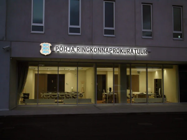 Põhja Ringkonnaprokuratuuri halo-efektiga valgustähed ja riigivapp kontori fassaadil