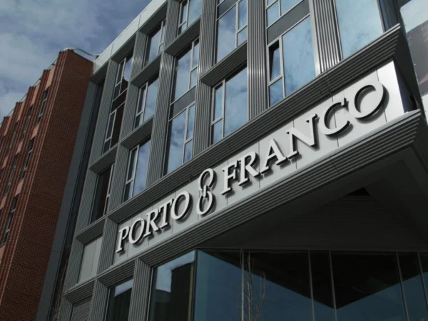 Porto Franco valgustatud tähed halli metallfassaadi ees päevavalguses