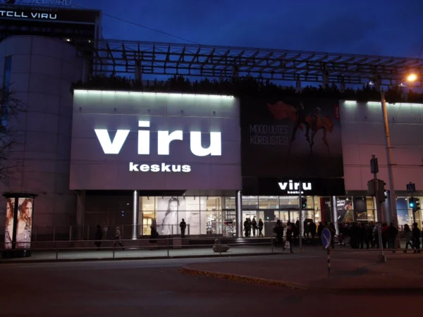 Viru Keskuse valgustatud tähed kaubanduskeskuse peasissepääsu kohal õhtuhämaruses
